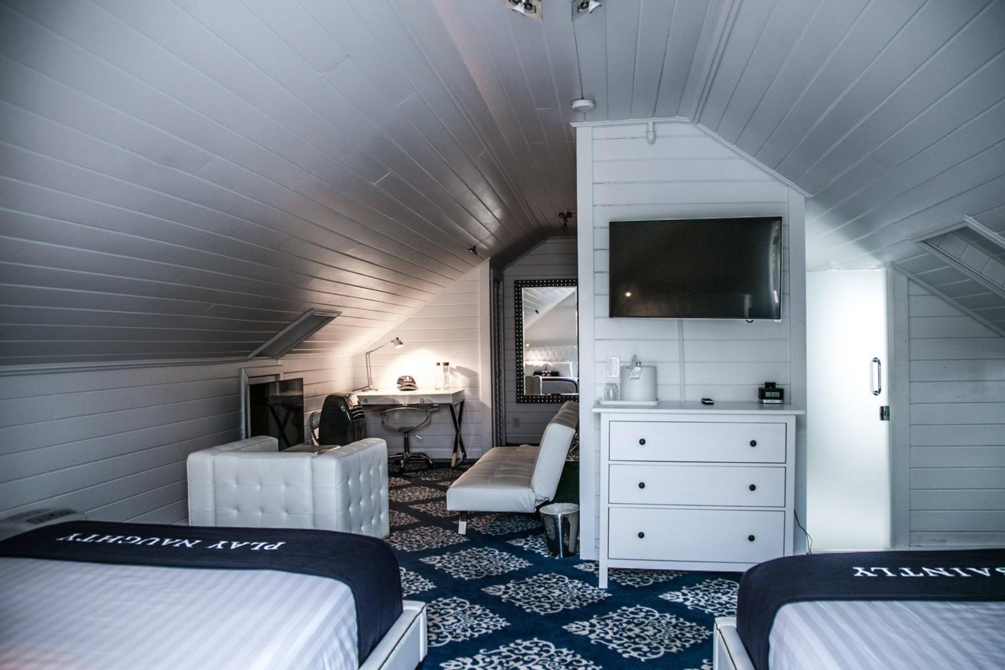 Loft, Larger Guest room, 2 Queen, City view, Balcony