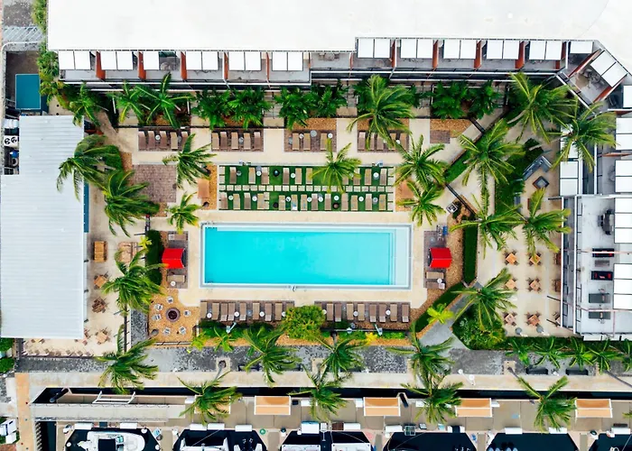 Hotels with pool Perry & Marina Key West